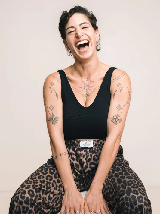 שירה היום, צוחקת בסטודיו